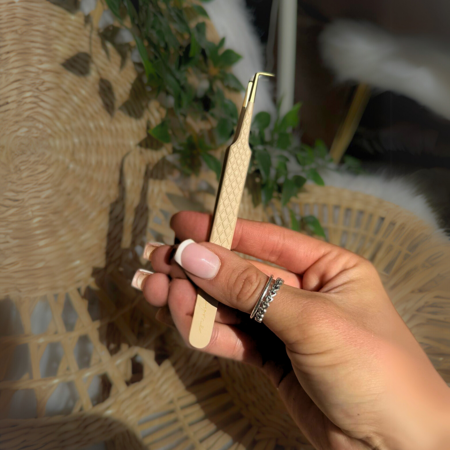 The 90-Degree Tweezer – Sharp Control