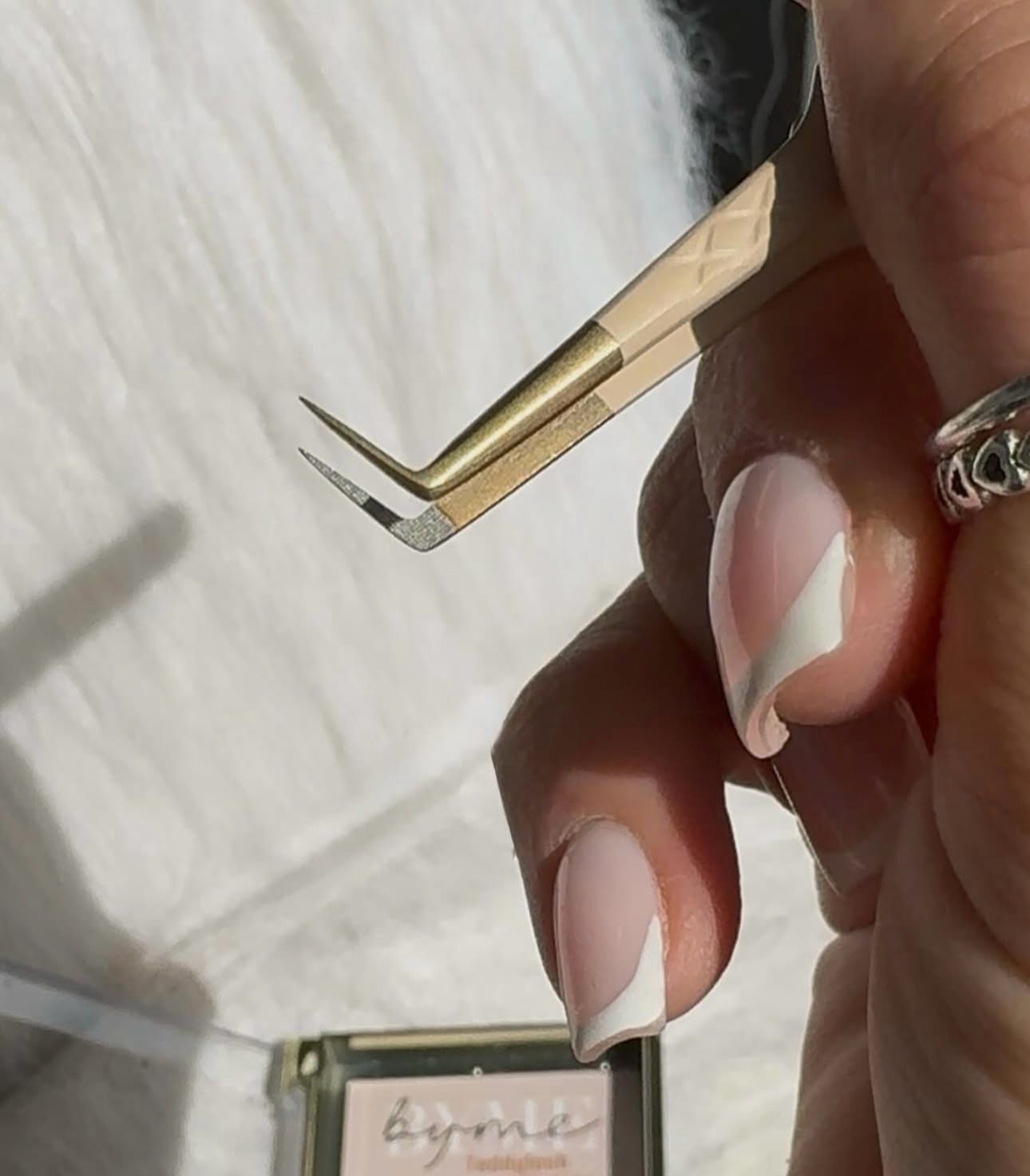 The 90-Degree Tweezer – Sharp Control